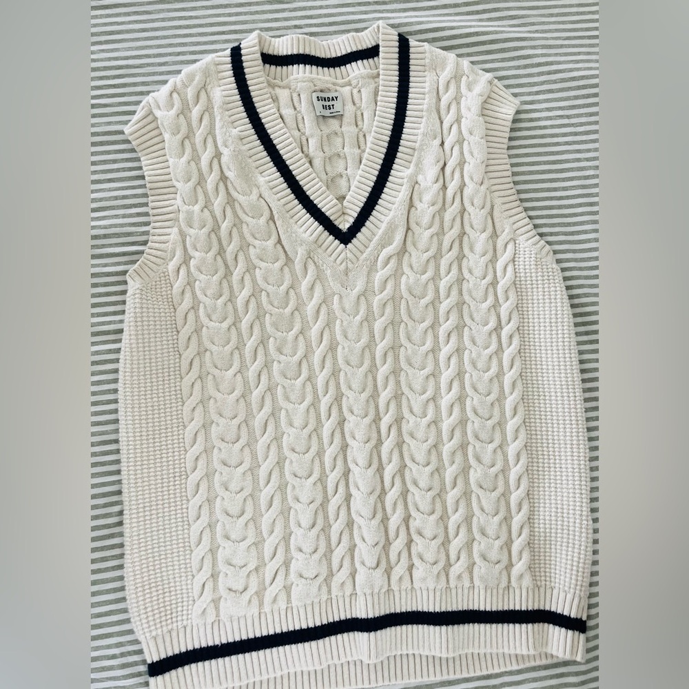 Aritzia Sunday Best Cream Cable Knit V-Neck Sweater Vest with Navy Trim - Small